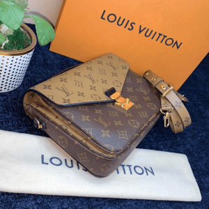 Magnet Shoulder Bags